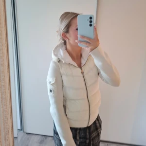 Vit moncler jacka - Säljer en snygg vit moncler jacka