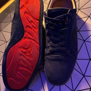 Louboutin  - Säljer nu mina äkta Loubs i storlek 43. Dom är i jättebra skick! Självklart äkta!! Hör av er om ni har funderingar👍.  Priset kan diskuteras 