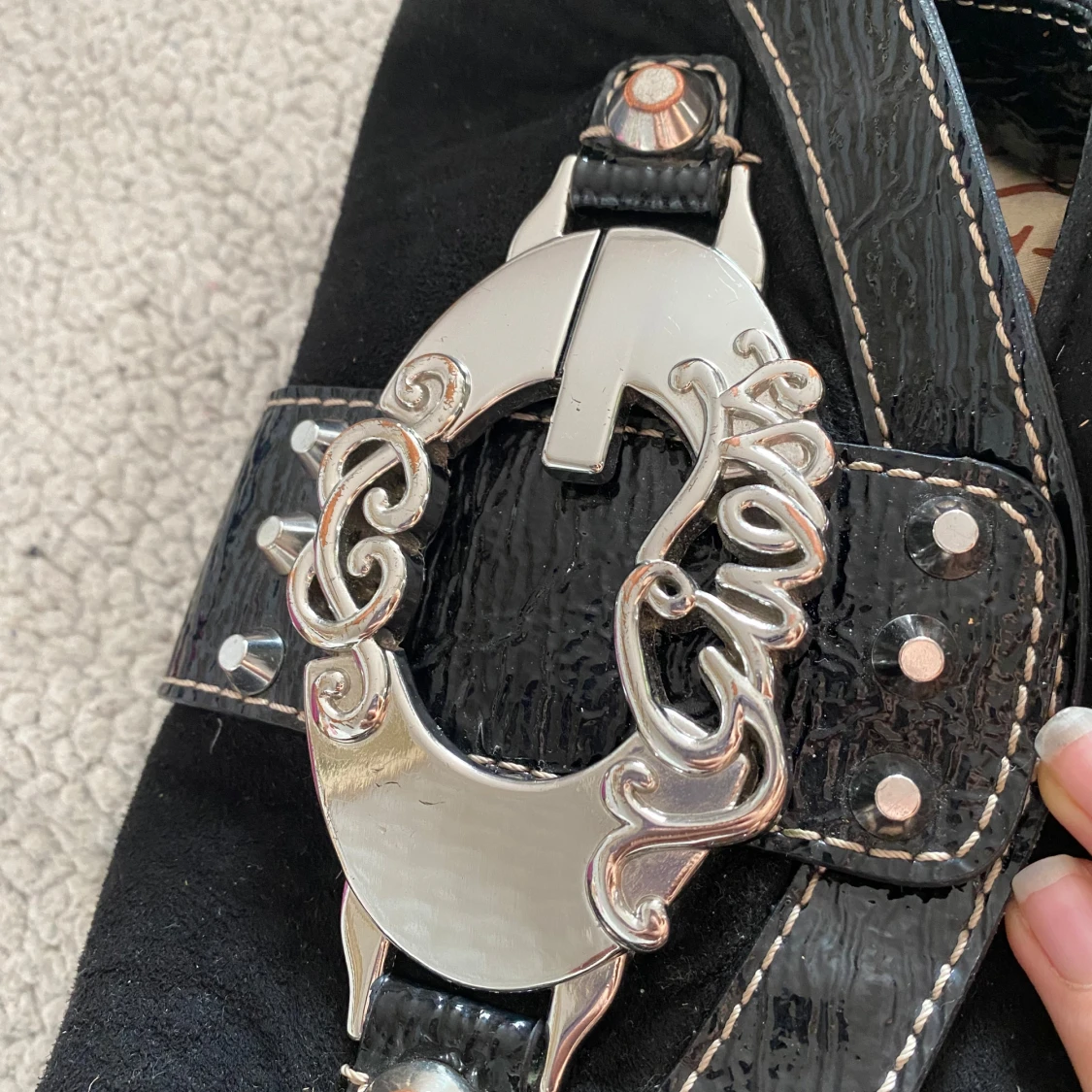 Svart vintage Guess väska med nitar - 4