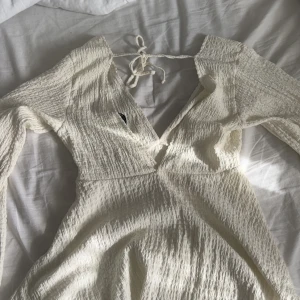 Vit omlottblus med knyt och v-ringning - Vit blus från NAKD storlek S, V ringad fram & bak. Nypris 449 säljer för 270