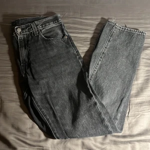Levi's 551Z grå jeans W28 L32 - Säljer ett par Levi's Premium 551Z jeans i snygg grå tvätt. Klassisk femficksmodell med raka ben och normal passform. Jeansen har tydliga kontrastsömmar och den ikoniska Levi's-lappen bak i midjan. Perfekta till en avslappnad streetstil.
