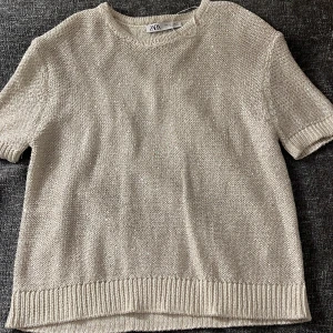 Beige stickad tröja från Zara - Säljer en beige stickad tröja från Zara i storlek S. pris kan diskutera!❤️