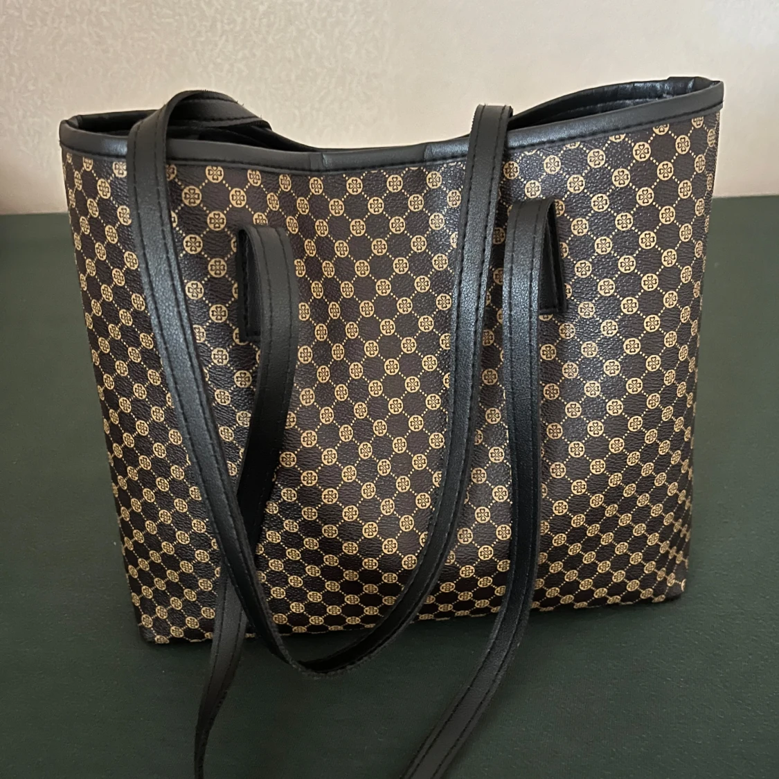 Svart och guldmönstrad axelväska - 1