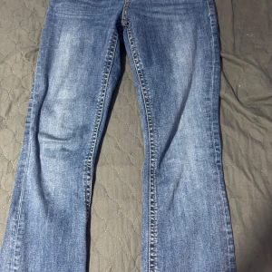 Blåa bootcut jeans med fickor - Jag älskar de, jätte fina men behöver tyvärr sälja de för att de är små nu.
