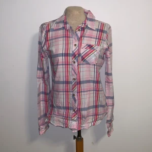 Tre skjortor - Bild 1: Rosa skjorta från gina tricot storlek 34. Bild 2: Svart och vit skjorta, tyvärr utan lapp. Bild 3: Grön/mörkblå skjorta från H&M, storlek 36