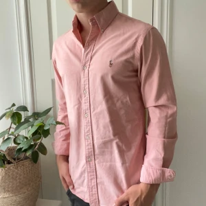 Ralph Lauren skjorta rosa M slim fit  - Ralph Lauren skjorta rosa M slim fit, inga defekter. Modellen är 180,75 kg och bär M. 🫶