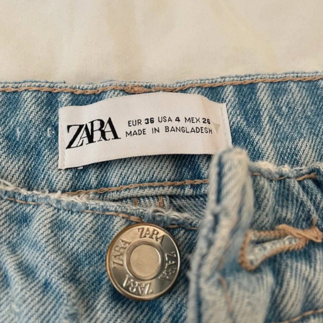 Ljusblå raka jeans från Zara - 2