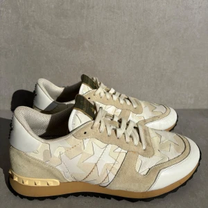 Valentino Rockrunner - ett par fräsha vita rockrunners || perfekta till hösten || strlk 44 || skick 7,5/10 || inget medföljer || hör av er vid intresse!