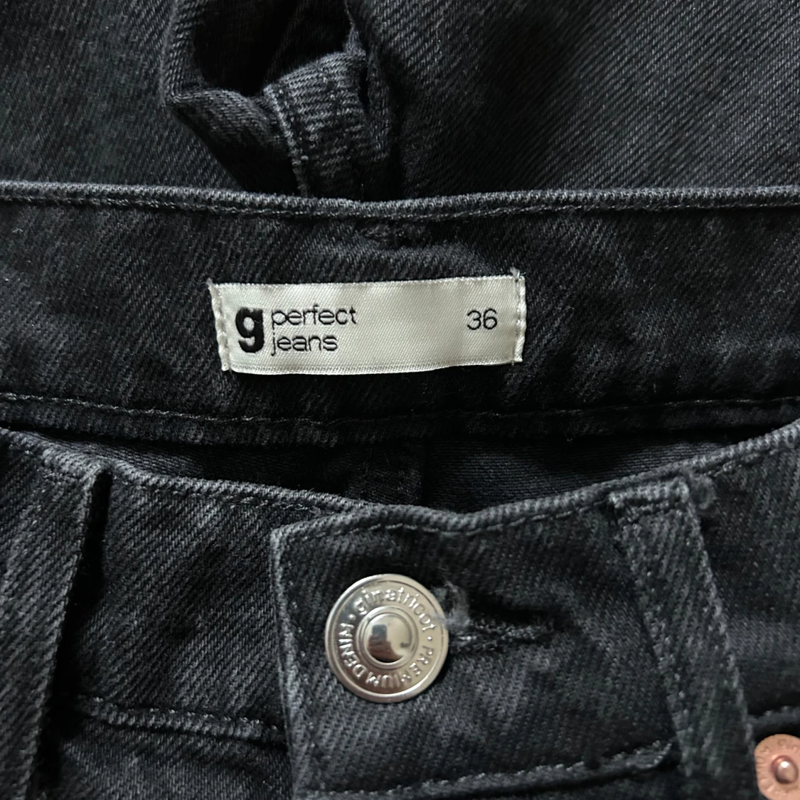 Svarta straight jeans från Gina Tricot - 2