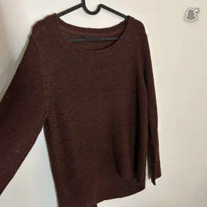 Vinröd tröja från Only  - Second hand stickad tröja från Only storlek XL. 
