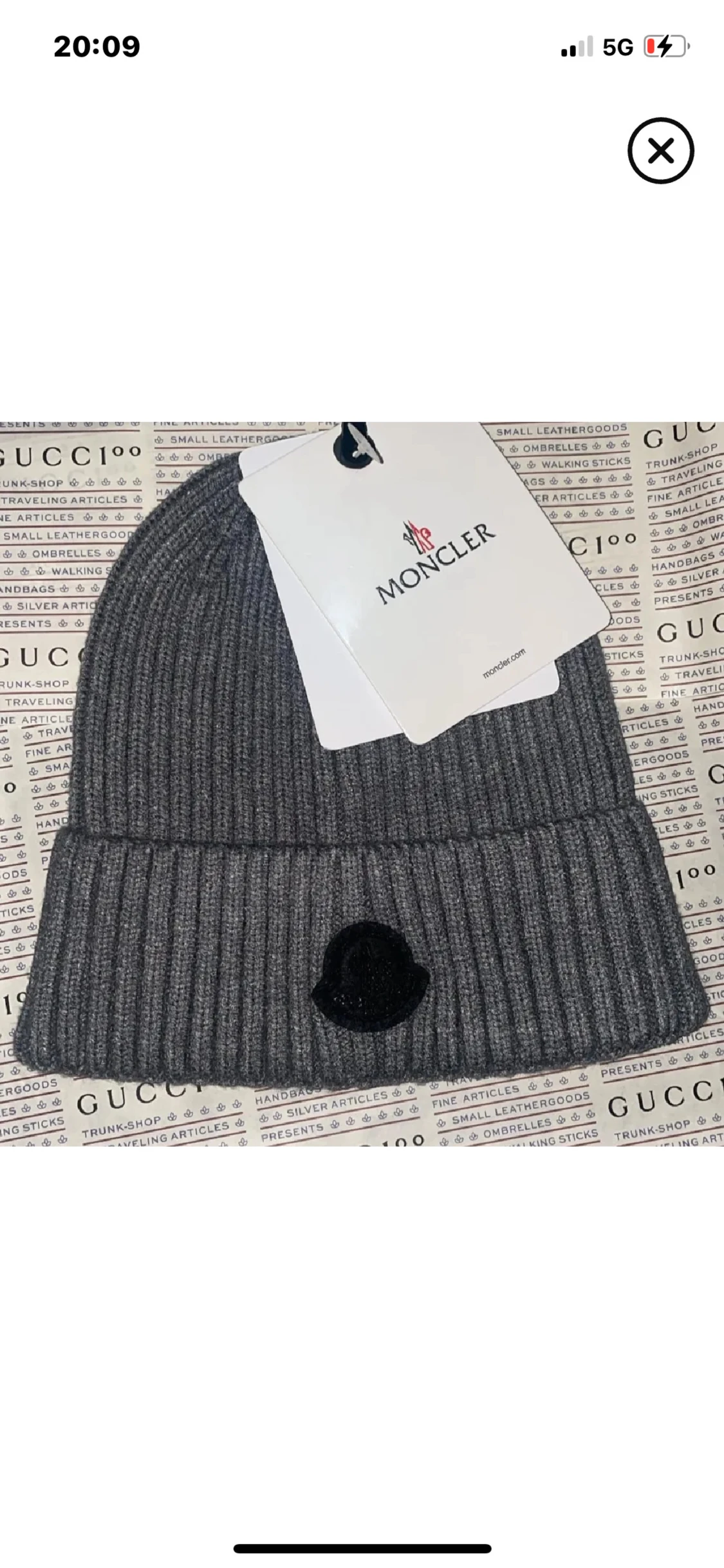 Grå ribbad mössa från Moncler