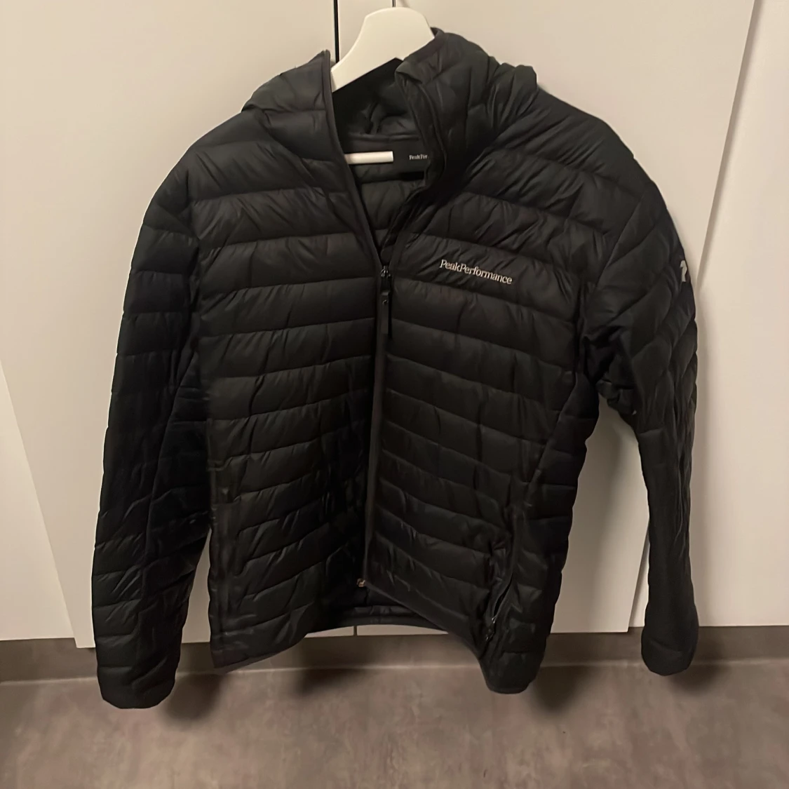 Svart dunjacka Peak Performance L