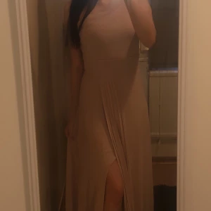 Nelly  - Säljer min fina klänning från Nelly köpt för 750kr och säljer för 300kr använd bara 2 gånger.