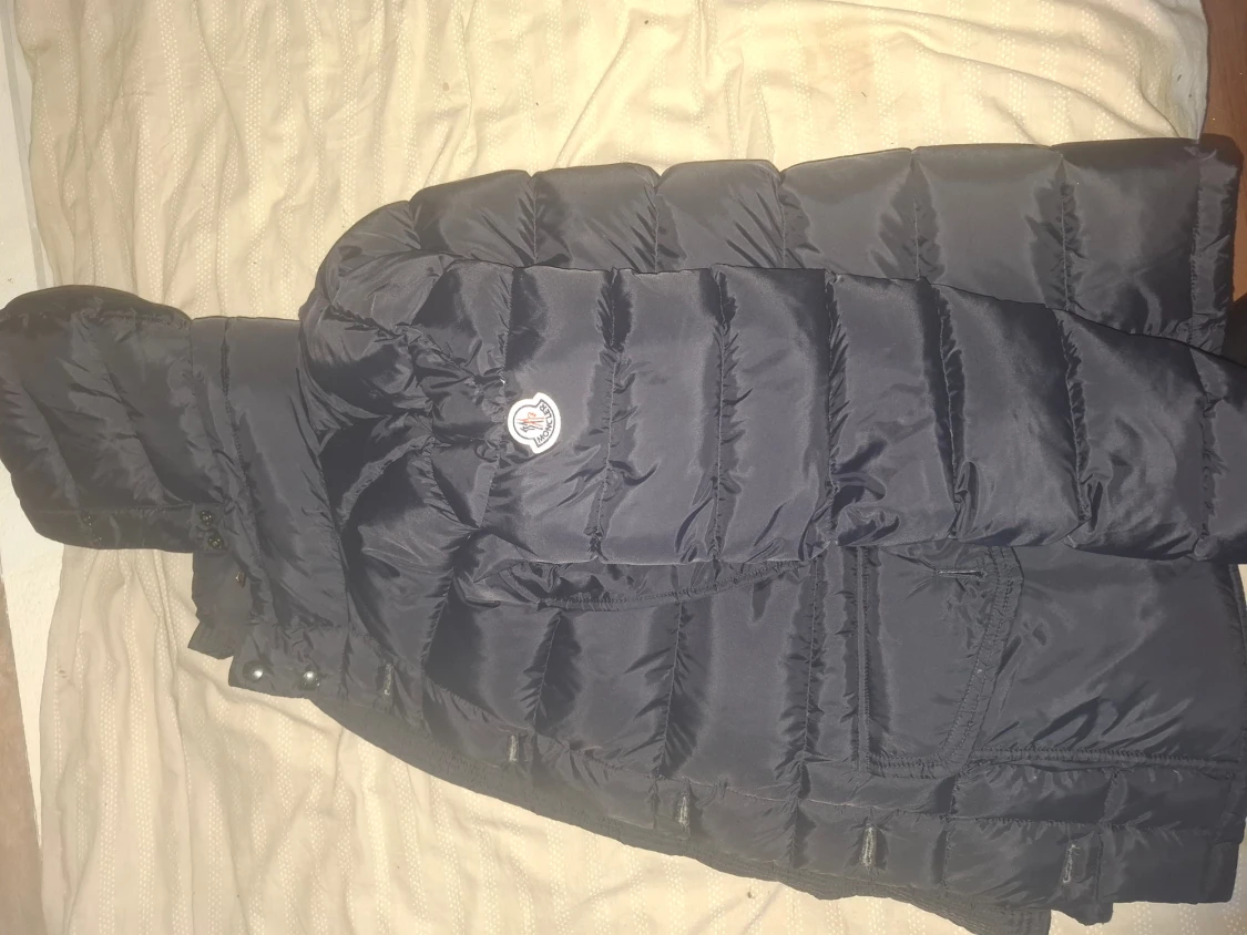 Svart Moncler dunjacka med huva