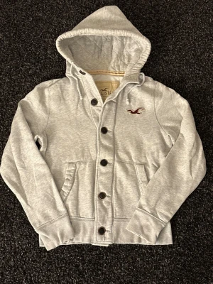 🔥 Hollister Cardigan – Sjukt Eftertraktad! - 🔥 Extremt eftertraktad Hollister-hoodie, stl L/M, skick 7/10 🔥 Black Week-REA! Passa på medan priset är sänkt – det här är en av Hollisters mest populära modeller och den dyker nästan aldrig upp. Sitter perfekt, sjukt snygg och funkar till ALLT.  Den här kommer försvinna direkt – folk brukar köpa såna här på sekunder. Först till kvarn. Köp nu innan någon annan hinner före! 