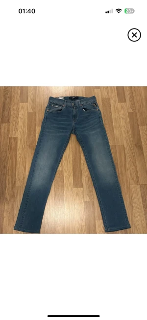 !NYSKICK! Replay Grover Hyperflex jeans blå - Nyskick använd max 1-2 gånger. Blå Replay Grover Hyperflex jeans i straight fit med klassisk femficksdesign och snygga slitningar. Stretchigt material för extra komfort och rörelsefrihet. Perfekt passform och coolt Replay-märke på bakfickan.