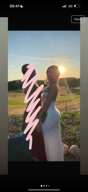 Vit balklänning med slits och öppen rygg - Supersnygg vit långklänning med smala axelband, omlott-detalj framtill och hög slits. Använd som balklänning under en kväll, superfint skick storlek xs