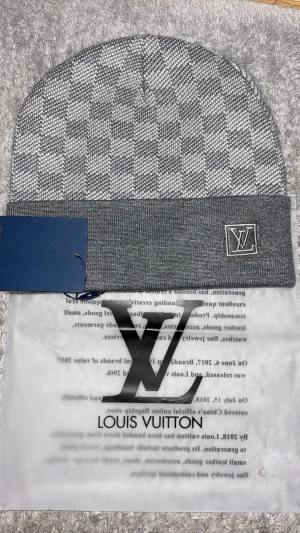 Lvmössa - Jättefin grårutig mössa. Passar perfekt inför vinter och om du gillar stil.det är one size och formas till ditt huvud eftersom den är ny. Fraktas direkt efter köp 🚚 