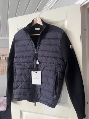 Mörkblå moncler cardigan  - Säljer helt ny moncler cardigan. Storlek L prislapp, påse kvitto osv ingår. kom privat vid frågor och funderingar Med vänlig hälsning, Manuel