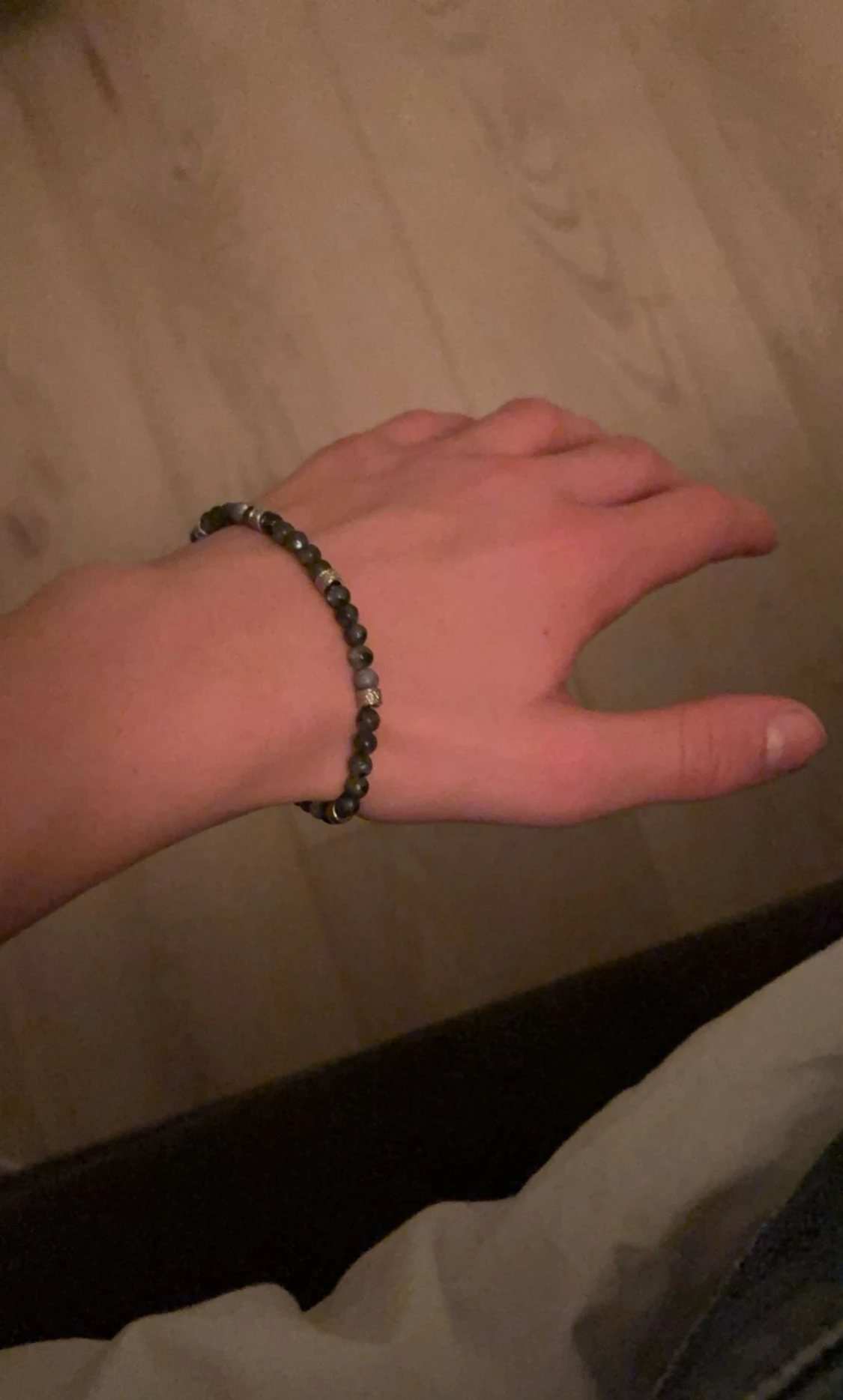 Svart pärlarmband med silverdetaljer - 1