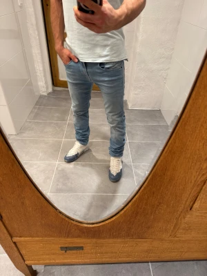 Replay jeans  - Ett par snygga byxor från replay i storlek W28 L34 i modellen Anbbas 