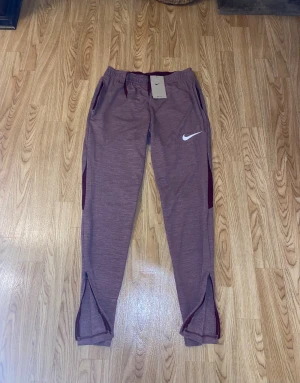 Nike Dri-Fit träningsbyxor - Nike Dri-Fit träningsbyxor i storlek small. Aldrig använda 
