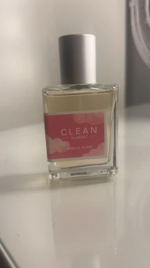 Clean Classic Vanilla Cloud parfym - Clean Classic Vanilla Cloud – en stilren parfym med enkel design. Perfekt för dig som gillar minimalistiska och fräscha dofter. Helt oanvänd! 30ml 