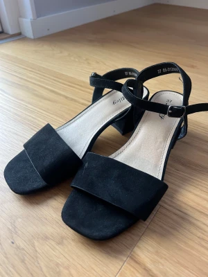 Svarta sandaler med klack - Klackar med 3cm blockklack. Bekväma att gå i. 