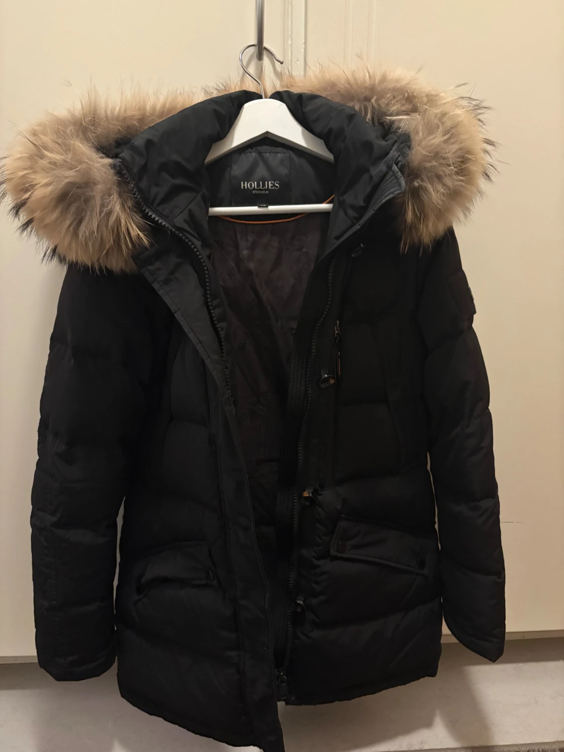 Svart Hollies dunjacka med päls