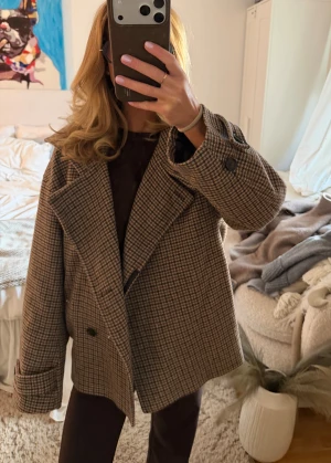 Kappa arket  - Säljer en sjukt snygg kappa i brunt och beige med rutigt mönster från arket.Jackan har bred krage, dubbelknäppning med svarta knappar och långa ärmar.