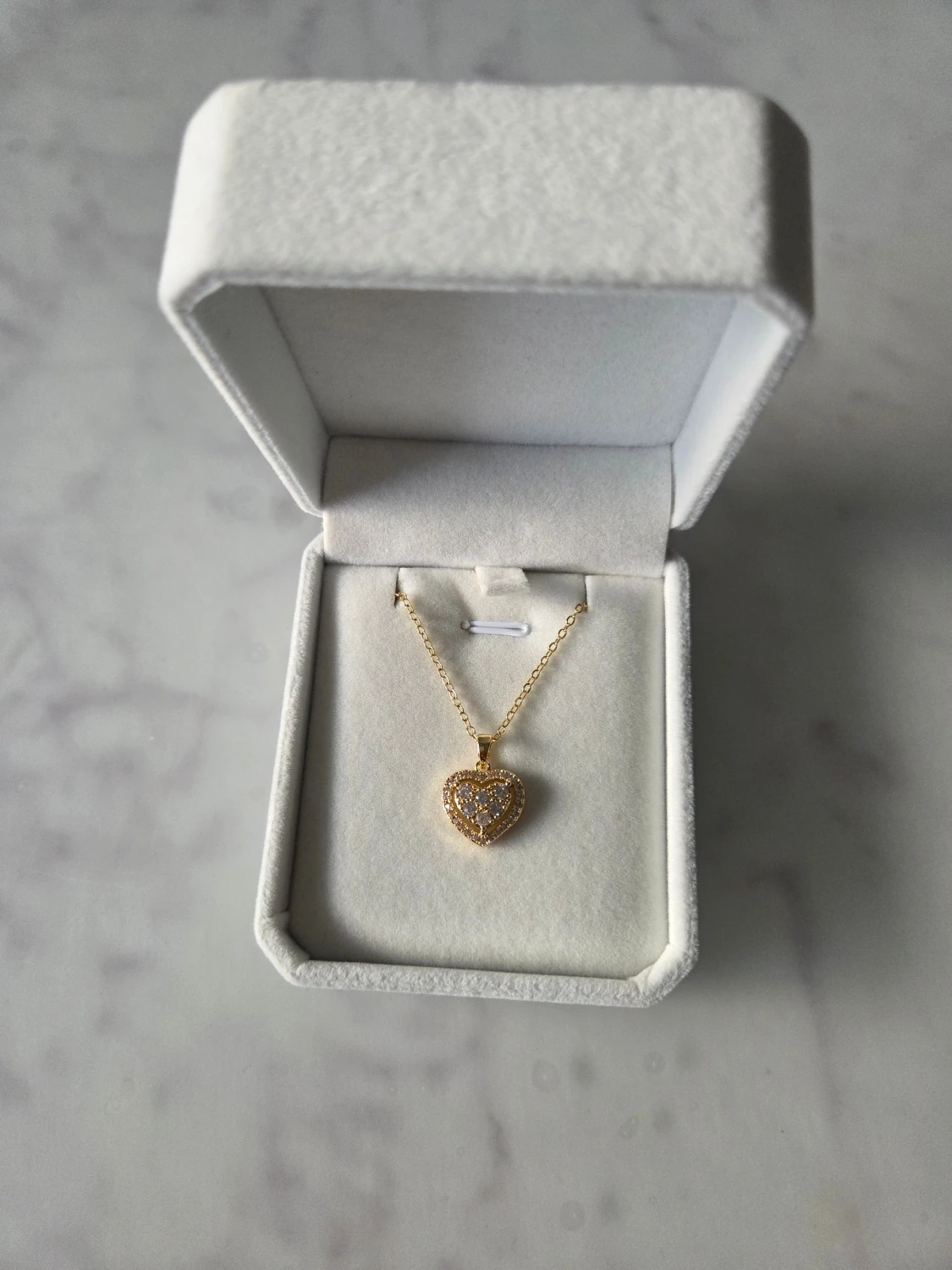 Halsband med hjärthänge - 1