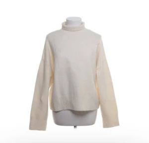 Vit stickad polotröja Zara  - Jätte snygg vit polotröja i ullblanding, från Zara. Mysig. Som ny!