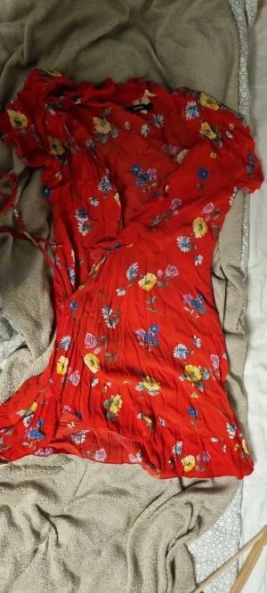 Röd omlottsklänning bikbok - Bra kvalitet och mycket snygg.