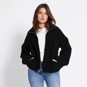 Svart teddyjacka  - Säljer då jag vill köpa ny vinterjacka