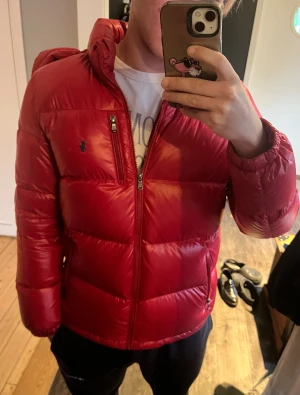 Glansig Ralph lauren - Checka mina andra jackor!                                           Glansig Ralph lauren jacka i riktigt bra skick, perfekt skick. Storleken är Xl ungdom passar xs herr