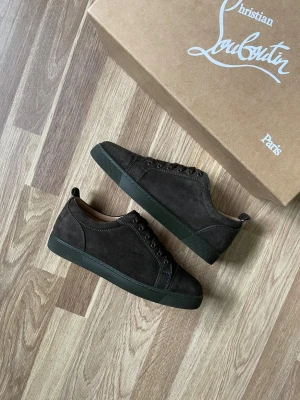 Christian Louboutin junior  - Säljer ett par mörkgröna mocka Christian Louboutin junior i mycket fint skick. Skorna är i storlek 40 eu och og medföljer vid köp. Kom pm för fler bilder eller info 🫡