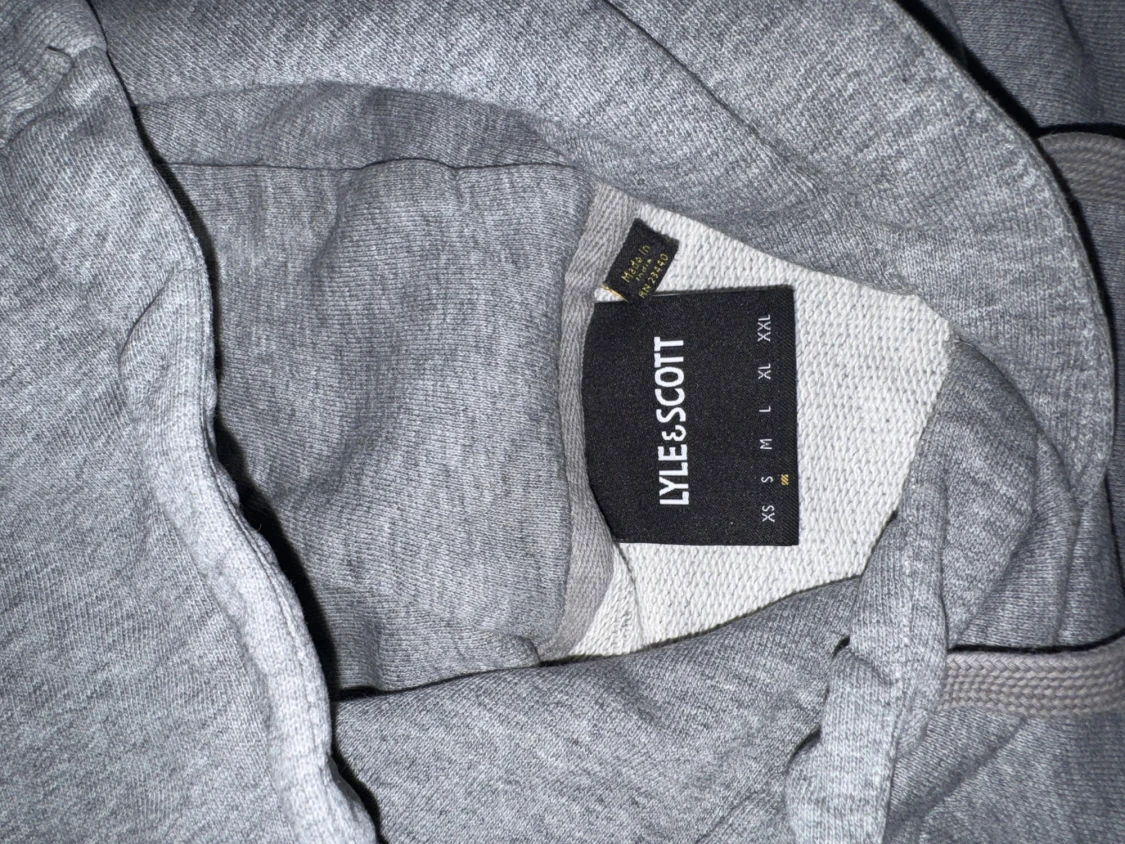 Grå hoodie från Lyle & Scott - 2