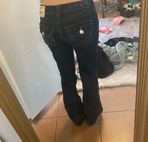 Joey true religon jeans  - True Religion Joey Low Rise Flare jeans i storlek 24.  Jag möts bara upp i Malmö.  Pris kan diskutera vid SNABB AFFÄR! Jensen är uppsydda lite så att dom ska passa min längd. Innerbensläden är ca 79 cm och midjemåttet 35 cm.