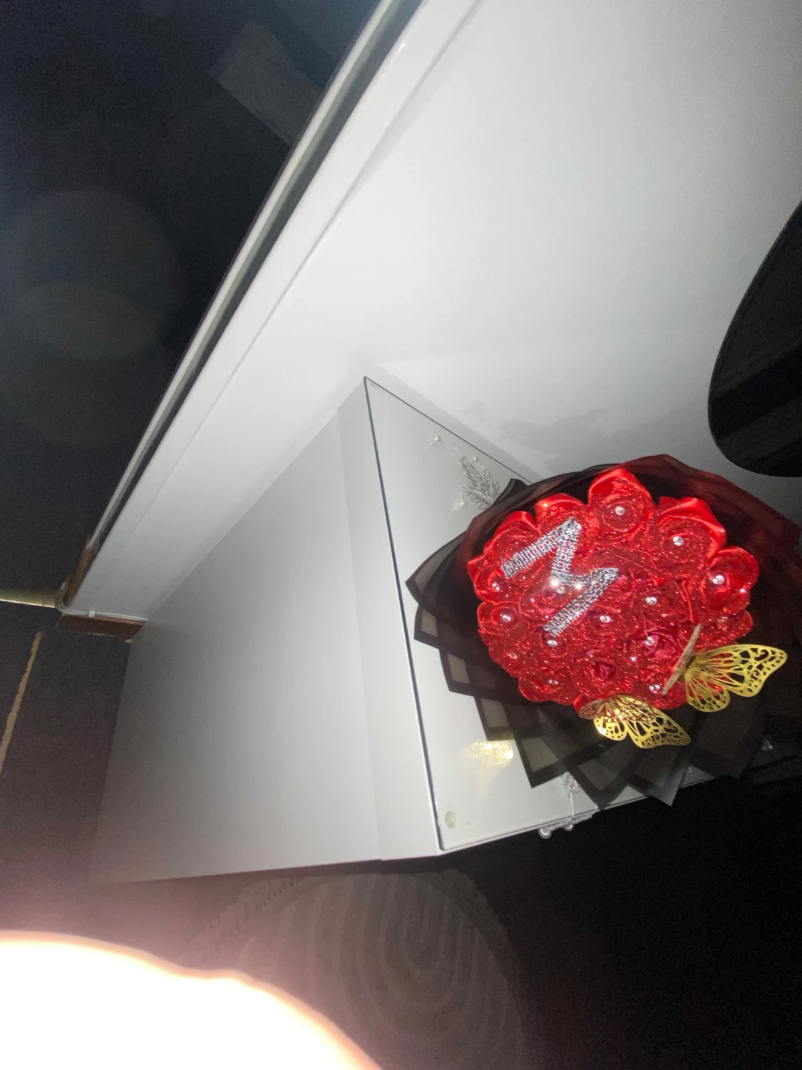 Glittrig röd ros-bukett med fjärilar - 2