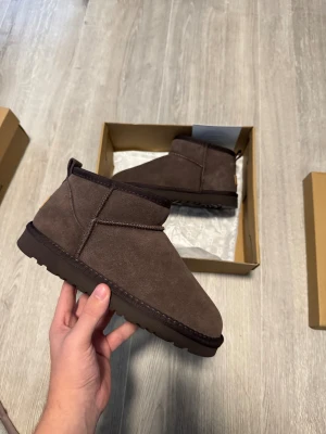 UGG Mini - 39 - Säljer dessa helt nya och oanvända UGG Mini. Jag har kartongen och inköpsbeviset för äkthet, och jag kan skicka samma dag. Jag accepterar dock endast PayPal som betalning. Jag är en betrodd säljare på Vinted med fler än 200+ transaktioner, så oroa dig inte.