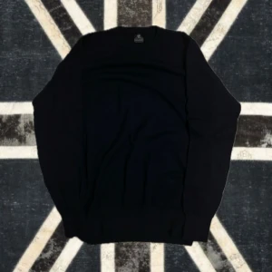 Svart stickad tröja från Dan John (S) - Säljer en tröja från Italienska märket Dan John. Mörkblå/svart, storlek S. Riktigt bra skick. Den är sjukt skön att ha på sig. En klassiker, inget mer att säga. Är du intresserad, hör av dig.