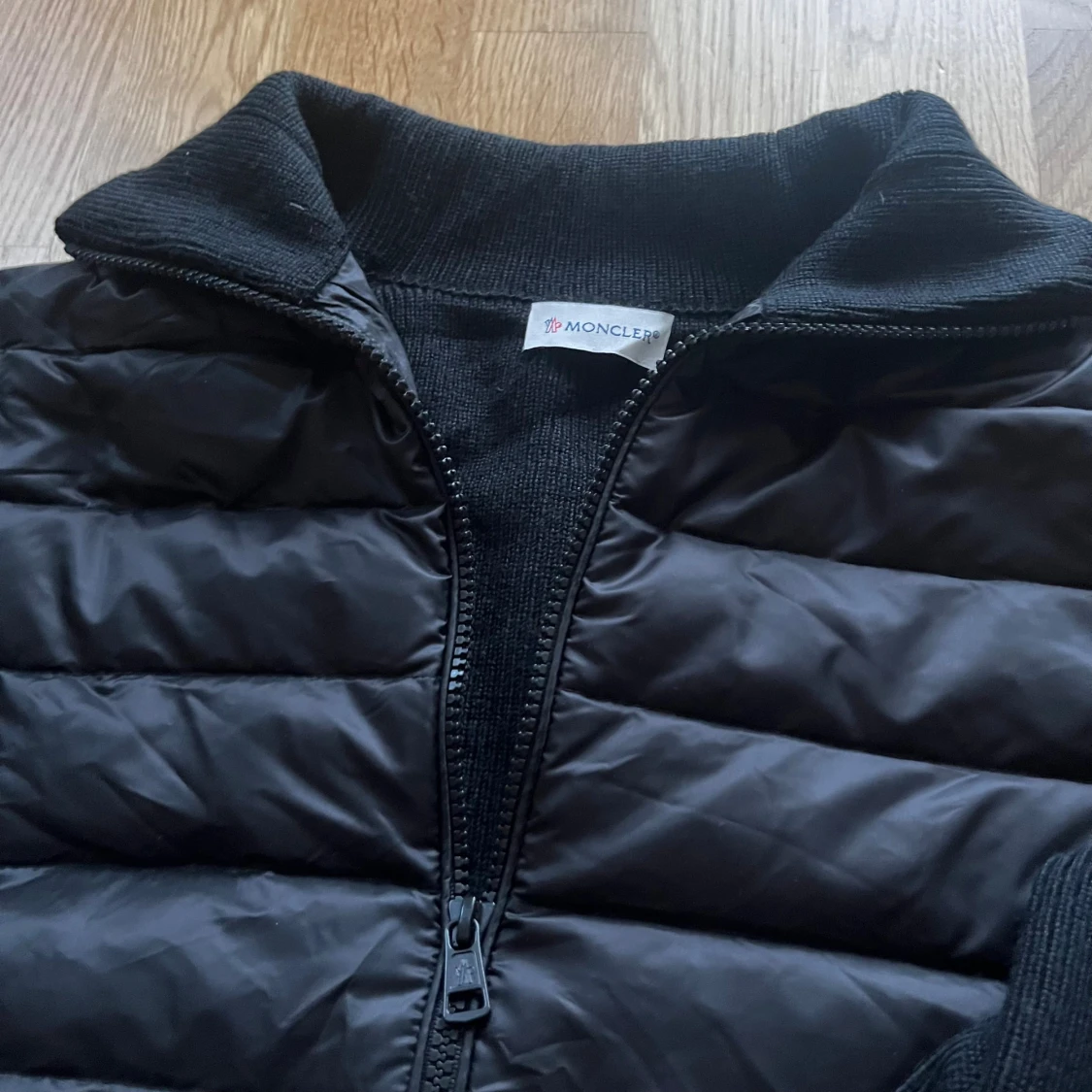 Svart pufferjacka från Moncler - 1