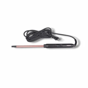 BaByliss Curling Wand 10mm - Butikspris: 300kr  BaByliss locktång med sladd, i fint skick. Perfekt för att skapa vackra lockar och vågor. Värmetålig spets och ergonomiskt handtag. Inga synliga defekter eller slitage, endast lätt använd. Sladden är något trasslig men fungerar utmärkt.