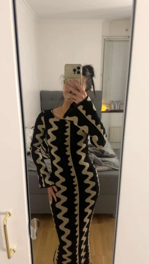 Nakd klänning - Liten öppning vid nacken som inte syns varken stör men utöver det jätte fin klänning.