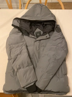 Canada goose macmillan - En canada goose macmillan black label. I bra skick kommer med väskan. Är aldrig använd. 