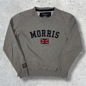 Morris tröja - Säljer denna gråa Morris tröjan i stl S. Tröjan är i mycket bra skick förutom små skador vid varsin ärm. Hör av er vid intresse, pris kan diskuteras vid snabb affär!