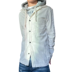 Overshirt - Fet vit Overshirt från H&M. Storlek S men passar M. Väldigt bra skick. Modellen är 173cm, 64kg. Pris kan diskuteras!