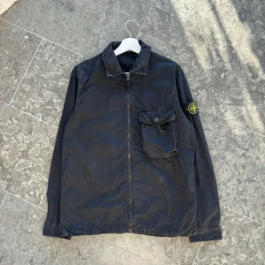 Stone Island overshirt - Säljer en riktigt snygg stone island overshirt | storlek medium | skick: 9/10, väldigt fin utan hål/fläckar | pris: 1799kr, nypris ca 5000kr | OG: inget | frågor? Tveka inte på att höra av dig!