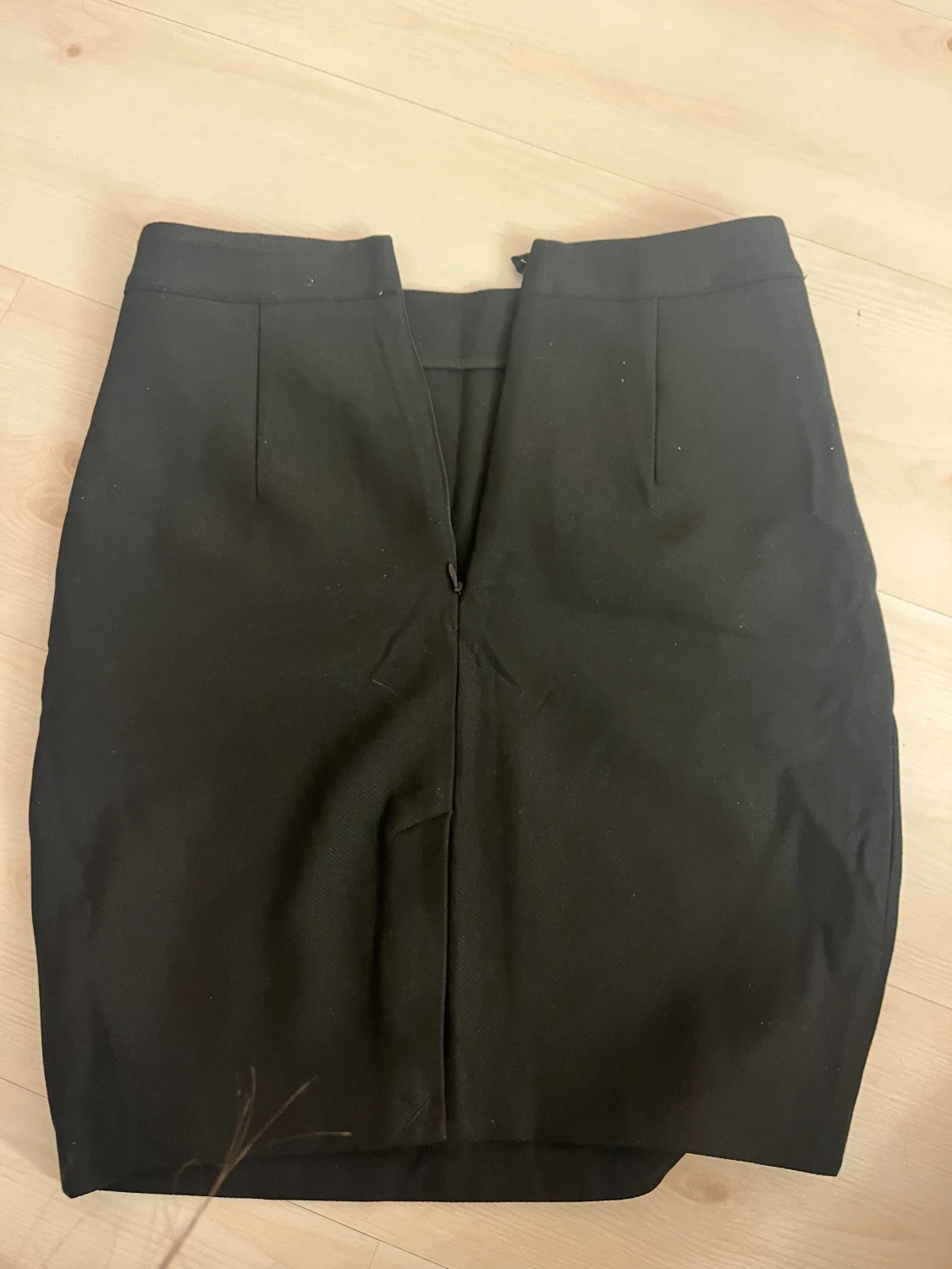 Svart pennkjol med guldknappar - 3