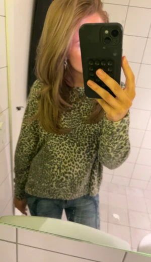 Leopard mönstrad tröja - Tröja från hm med leopardmönster, storlek L men används av mig som brukar ha s i vanliga fall.